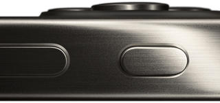 Imagem lateral do iPhone 15 Pro com design em titânio que mostra o botão de volume e o botão de Ação.